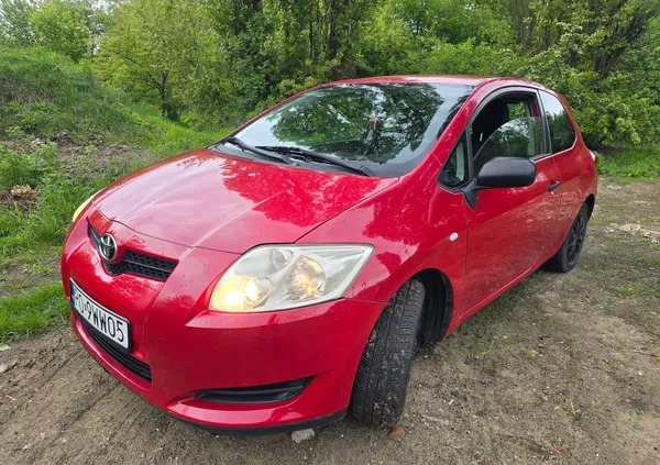 śląskie Toyota Auris cena 9200 przebieg: 216000, rok produkcji 2007 z Poznań